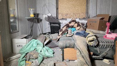 Снаряд РФ майже місяць тому влучив в будинок: як жителі багатоповерхівки в Херсоні готуються до зими Снаряд РФ майже місяць тому влучив в будинок: як жителі багатоповерхівки в Херсоні готуються до зими