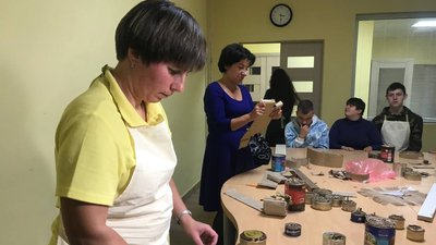 У Тернополі волонтери виготовляють окопні свічки для ЗСУ У Тернополі волонтери виготовляють окопні свічки для ЗСУ