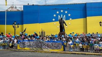 У Чернівцях розгорнули 380-метровий прапор зі світлинами військових