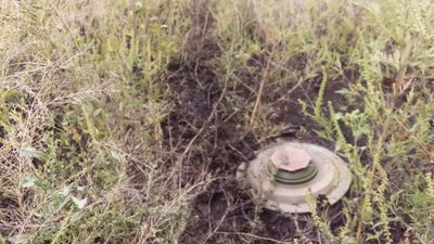 Міна, по якій проїхав позашляховик з пораненими в бою Міна, по якій проїхав позашляховик з пораненими в бою