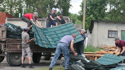 На Сумщині з житлового будинку вітром зірвало дах На Сумщині з житлового будинку вітром зірвало дах