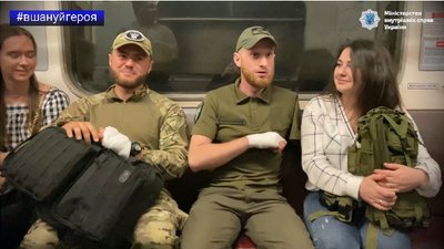 "Пив воду з болота, щоб втамувати спрагу та дістатися своїх", — МВС показало відео зустрічі захисника з Вінниччини