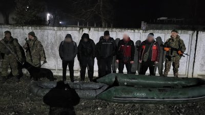 Йшли з гумовими човнами. На кордоні з Угорщиною виявили сімох чоловіків, серед них житель Дніпропетровщини Йшли з гумовими човнами. На кордоні з Угорщиною виявили сімох чоловіків, серед них житель Дніпропетровщини