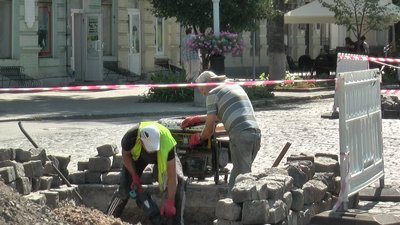 Робітники встановлюють боларди на пішохідній вулиці Соборності
