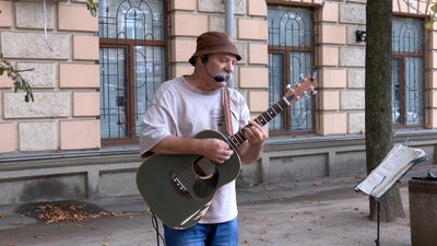 У Вінниці просто неба виступає 66-річний музикант