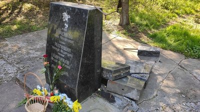 На Львівщині пошкодили пам'ятник радянським солдатам