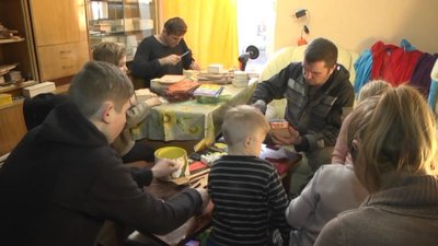 Волинянин Юрій Жук виготовляє різьблені з дерева скриньки та кухонні набори Волинянин Юрій Жук виготовляє різьблені з дерева скриньки та кухонні набори