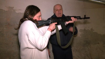 "Зі зброєю маєте бути як одне ціле". Як в Івано-Франківську навчають стріляти