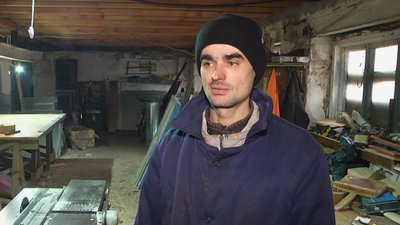 На фото столяр Володимир Бардар. Чоловік разом з комунальниками відновлював міста, які зазнали пошкоджень, внаслідок обстрілів. На фото столяр Володимир Бардар. Чоловік разом з комунальниками відновлював міста, які зазнали пошкоджень, внаслідок обстрілів.