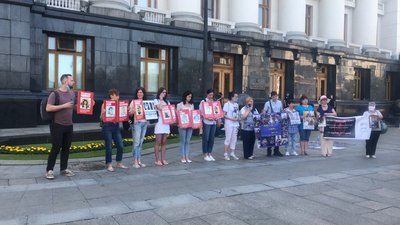 Родичі полонених під ОПУ вимагають зустрічі із Зеленським Родичі полонених під ОПУ вимагають зустрічі із Зеленським