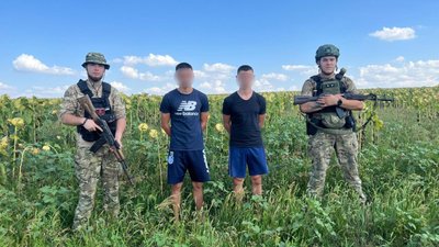 Соняшниковим полем втікали за кордон: на Одещині затримали трьох "ухилянтів". ФОТО Соняшниковим полем втікали за кордон: на Одещині затримали трьох "ухилянтів". ФОТО