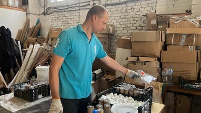 "Щоб закрити очі ворогу". Волонтери Кривого Рогу виготовляють димові шашки для фронту "Щоб закрити очі ворогу". Волонтери Кривого Рогу виготовляють димові шашки для фронту
