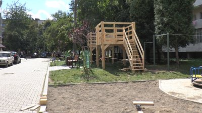 У Франківську більше двох років не можуть закінчити ремонт двору У Франківську більше двох років не можуть закінчити ремонт двору