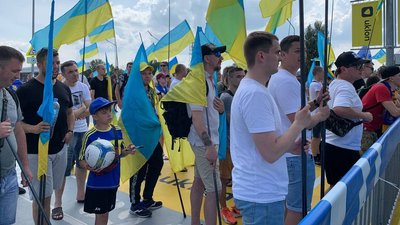 З прапорами та м'ячами: як у "Борисполі" зустрічають збірну України з футболу