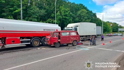 Поблизу Полтави зіткнулися мікроавтобус з вантажівками: є травмовані