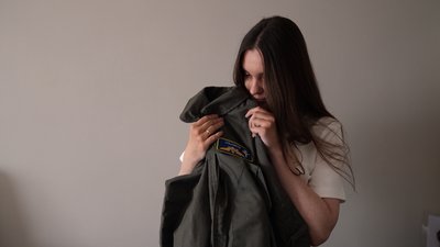 Ірина Іванова з курткою загиблого чоловіка