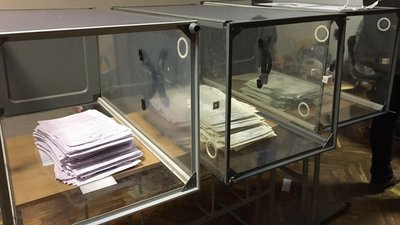 Виборчі дільниці Харкова закінчують рахувати бюлетені Виборчі дільниці Харкова закінчують рахувати бюлетені
