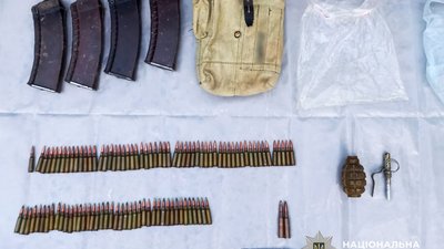 Боєприпаси та гранату виявили поліцейські у водія на Рівненщині