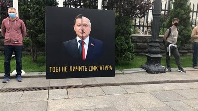 У Києві знову пікетують Офіс президента на підтримку Стерненка У Києві знову пікетують Офіс президента на підтримку Стерненка