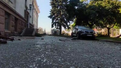 Зруйнований туалет біля драмтеатру у Чернігові 19 серпня 2023 року Зруйнований туалет біля драмтеатру у Чернігові 19 серпня 2023 року