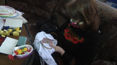 Долучились жінки з Хмельницького та Львова: акція "Народжені у вишиванках" об'єднує Україну Долучились жінки з Хмельницького та Львова: акція "Народжені у вишиванках" об'єднує Україну