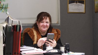 Тамара Гузайрова у власному офісі, звідки окопні свічки привозять волонтерам Тамара Гузайрова у власному офісі, звідки окопні свічки привозять волонтерам