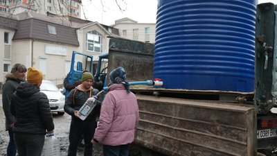 Мешканці Сум набирають воду. 