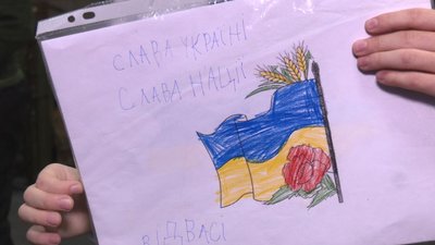 "Ці цукерки і малюнки - стимул жити": діти з Черкас зібрали подарунки для воїнів