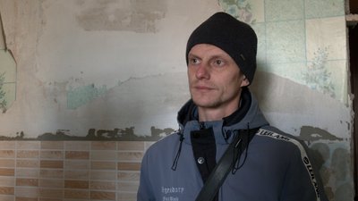 Заклеюють вікна та розбирають завали у зруйнованому гуртожитку в Чернігові Заклеюють вікна та розбирають завали у зруйнованому гуртожитку в Чернігові