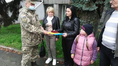 Орден, яким посмертно нагородили Давида Кострова з Кременчука, передали його матері