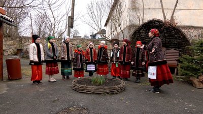 У селі Сьомаки, що на Вінниччині, діти та дорослі зустрічають весну за традиціями