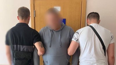 На Київщині затримали ґвалтівника, який більше року знущався з власної доньки
