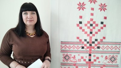 "Вишиті болем": у Житомирі відкрилася виставка рушників, які символізують історії жінок, що постраждали від насильства "Вишиті болем": у Житомирі відкрилася виставка рушників, які символізують історії жінок, що постраждали від насильства