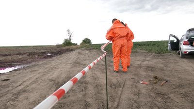 Рожеві калюжі біля Рівного: спеціалісти відібрали проби ґрунту та повітря
