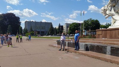 До учасників вийшов перший заступник голови Хмельницької ОДА Роман Примуш. Фото: Суспільне Поділля До учасників вийшов перший заступник голови Хмельницької ОДА Роман Примуш. Фото: Суспільне Поділля