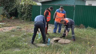 Працівники "Полтававодоканал" за несплату тарифів відключають воду Працівники "Полтававодоканал" за несплату тарифів відключають воду