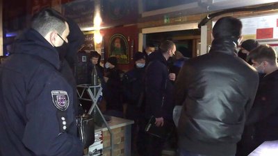 Працювали всупереч карантину. Поліцейські припинили роботу трьох розважальних закладів Працювали всупереч карантину. Поліцейські припинили роботу трьох розважальних закладів
