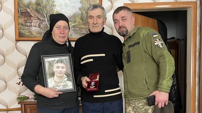 Батькам загиблого на Миколаївщині волинянина вручили нагороду сина Батькам загиблого на Миколаївщині волинянина вручили нагороду сина
