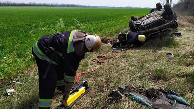 На Кіровоградщині чоловіка затисло в машині під час аварії На Кіровоградщині чоловіка затисло в машині під час аварії