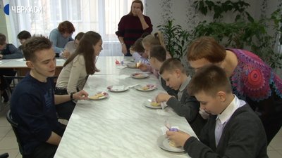 Вихованці Черкаської школи-інтернату розфарбовували імбирні пряники Вихованці Черкаської школи-інтернату розфарбовували імбирні пряники
