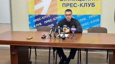 У Вінниці чоловік штовхнув волонтера і пошкодив скриньку "5 питань від президента"