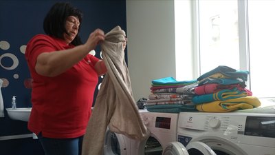 В Ужгороді відкрилася безплатна пральня "Булька" для вимушених переселенців В Ужгороді відкрилася безплатна пральня "Булька" для вимушених переселенців