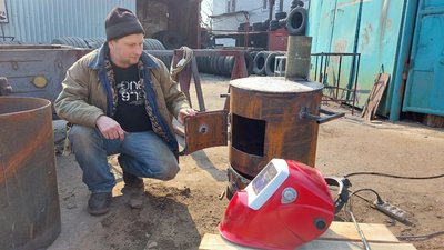 Працівники черкаської кузні виготовляють протитанкові їжаки та буржуйки для армії Працівники черкаської кузні виготовляють протитанкові їжаки та буржуйки для армії