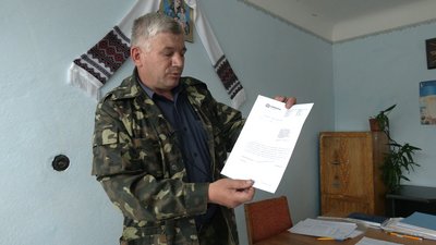 У селі Міжгір’я на Прикарпатті зі старих свердловин витікає нафта у городи жителів та місцеву річку У селі Міжгір’я на Прикарпатті зі старих свердловин витікає нафта у городи жителів та місцеву річку