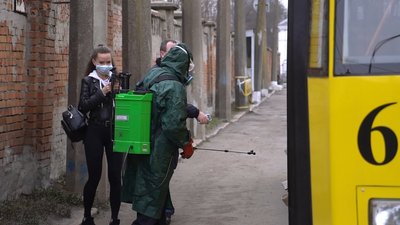 Дезінфікують тролейбус Дезінфікують тролейбус