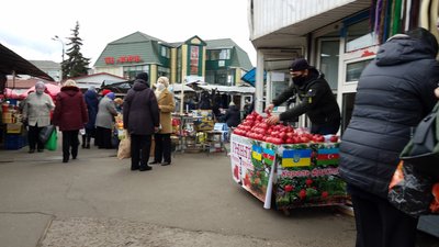 Погляд покупця: як "карантинить" центральний ринок Рівного, якщо прийти без камер Погляд покупця: як "карантинить" центральний ринок Рівного, якщо прийти без камер
