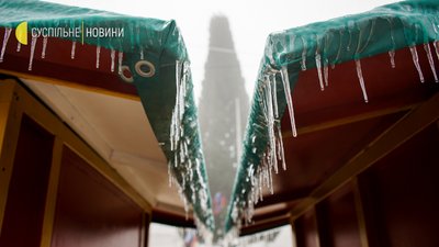 У Києві змонтували каркас головної ялинки та починають прикрашати. Як це виглядає У Києві змонтували каркас головної ялинки та починають прикрашати. Як це виглядає