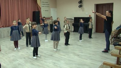 "Танцюй завзято, аби вірус прогнати". У черкаській гімназії дітей вчать карантинних правил "Танцюй завзято, аби вірус прогнати". У черкаській гімназії дітей вчать карантинних правил
