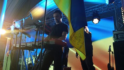У дніпровському метро пройшов благодійний концерт гурту "Друга ріка": зібрали кошти на дві "швидкі" для тероборони У дніпровському метро пройшов благодійний концерт гурту "Друга ріка": зібрали кошти на дві "швидкі" для тероборони