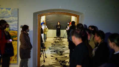 Фоторепортаж з перформансу: у Києві відкрилася виставка, присвячена кримськотатарській культурі Фоторепортаж з перформансу: у Києві відкрилася виставка, присвячена кримськотатарській культурі